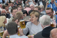 NEWS - München: Angela Merkel im Festzelt bei der Truderinger Festwoche 