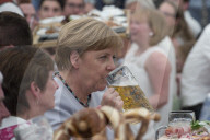 NEWS - München: Angela Merkel im Festzelt bei der Truderinger Festwoche 