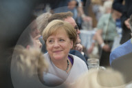 NEWS - München: Angela Merkel im Festzelt bei der Truderinger Festwoche 