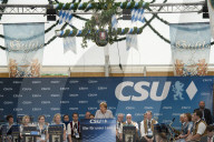 NEWS - München: Angela Merkel im Festzelt bei der Truderinger Festwoche 