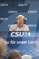 NEWS - München: Angela Merkel im Festzelt bei der Truderinger Festwoche 