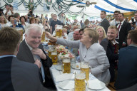 NEWS - München: Angela Merkel im Festzelt bei der Truderinger Festwoche 