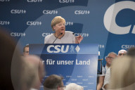 NEWS - München: Angela Merkel im Festzelt bei der Truderinger Festwoche 