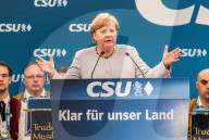 NEWS - MÃ¼nchen: Angela Merkel im Festzelt bei der Truderinger Festwoche 
