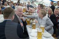 NEWS - München: Angela Merkel im Festzelt bei der Truderinger Festwoche 