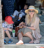 PEOPLE - Hilary Duff geht  Sohnemann Luca zum Mark