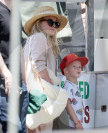 PEOPLE - Hilary Duff geht  Sohnemann Luca zum Mark
