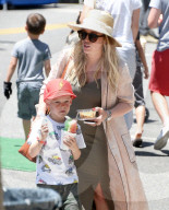 PEOPLE - Hilary Duff geht  Sohnemann Luca zum Mark