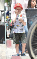 PEOPLE - Hilary Duff geht  Sohnemann Luca zum Mark