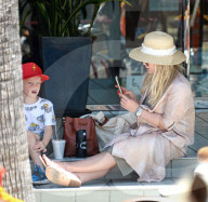 PEOPLE - Hilary Duff geht  Sohnemann Luca zum Mark