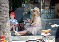 PEOPLE - Hilary Duff geht  Sohnemann Luca zum Mark