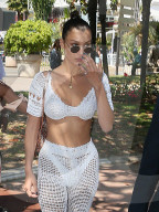 PEOPLE - Cannes 2017: Bella Hadid unwohl in Netzhose