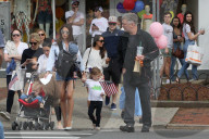 PEOPLE - Alec Baldwin mit der ganzen Familie in New York unterwegs