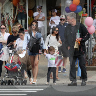 PEOPLE - Alec Baldwin mit der ganzen Familie in New York unterwegs