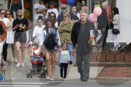 PEOPLE - Alec Baldwin mit der ganzen Familie in New York unterwegs