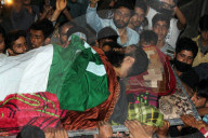 NEWS - Indien: Beerdigung von dem getötetem Sabzar Ahmed Bhat