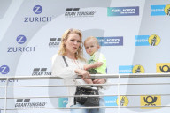 PEOPLE - Warten auf Papa: Christina Surer mit Sohn Lio am Nurburgring