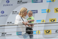 PEOPLE - Warten auf Papa: Christina Surer mit Sohn Lio am Nurburgring
