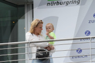 PEOPLE - Warten auf Papa: Christina Surer mit Sohn Lio am Nurburgring