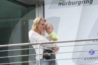 PEOPLE - Warten auf Papa: Christina Surer mit Sohn Lio am Nurburgring