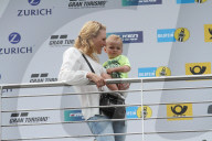 PEOPLE - Warten auf Papa: Christina Surer mit Sohn Lio am Nurburgring