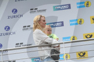PEOPLE - Warten auf Papa: Christina Surer mit Sohn Lio am Nurburgring