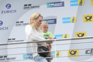 PEOPLE - Warten auf Papa: Christina Surer mit Sohn Lio am Nurburgring