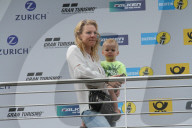 PEOPLE - Warten auf Papa: Christina Surer mit Sohn Lio am Nurburgring