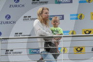 PEOPLE - Warten auf Papa: Christina Surer mit Sohn Lio am Nurburgring