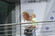 PEOPLE - Warten auf Papa: Christina Surer mit Sohn Lio am Nurburgring