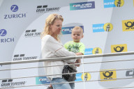 PEOPLE - Warten auf Papa: Christina Surer mit Sohn Lio am Nurburgring