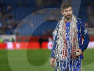 PEOPLE - Fussballstar Gerard Pique dekoriert sich mit dem Tor-Netz