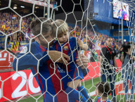 PEOPLE - Fussballstar Gerard Pique dekoriert sich mit dem Tor-Netz