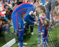 PEOPLE - Fussballstar Gerard Pique dekoriert sich mit dem Tor-Netz
