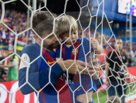 PEOPLE - Fussballstar Gerard Pique dekoriert sich mit dem Tor-Netz
