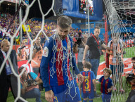 PEOPLE - Fussballstar Gerard Pique dekoriert sich mit dem Tor-Netz