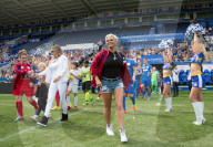 PEOPLE - Katie Price ohne BH und mit Fellpantoffeln auf dem Fussballfeld