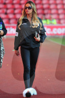 PEOPLE - Katie Price ohne BH und mit Fellpantoffeln auf dem Fussballfeld