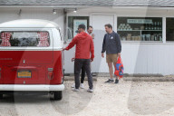 EXKLUSIV - Justin Timberlake und Jessica Biel gehen mit dem VW Bus einkaufen