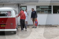EXKLUSIV - Justin Timberlake und Jessica Biel gehen mit dem VW Bus einkaufen