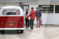 EXKLUSIV - Justin Timberlake und Jessica Biel gehen mit dem VW Bus einkaufen