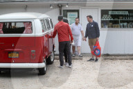 EXKLUSIV - Justin Timberlake und Jessica Biel gehen mit dem VW Bus einkaufen