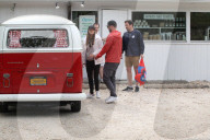 EXKLUSIV - Justin Timberlake und Jessica Biel gehen mit dem VW Bus einkaufen