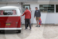 EXKLUSIV - Justin Timberlake und Jessica Biel gehen mit dem VW Bus einkaufen