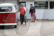 EXKLUSIV - Justin Timberlake und Jessica Biel gehen mit dem VW Bus einkaufen