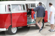 EXKLUSIV - Justin Timberlake und Jessica Biel gehen mit dem VW Bus einkaufen