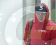 PEOPLE - Zac Efron verreist mit dem Baywatch Hoodie