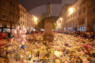 NEWS - Gedenkfeier für die Opfer in Manchester auf dem St. Ann's Square