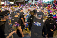 NEWS - Gedenkfeier für die Opfer in Manchester auf dem St. Ann's Square