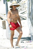 EXKLUSIV - Orlando Bloom mit einer 'Mystery Women' am Beach von Malibu